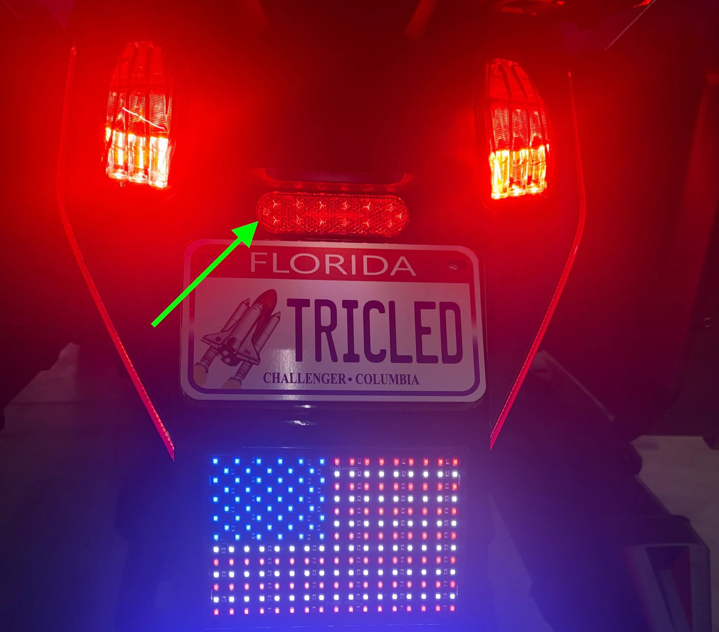 Réflecteur LED sur le dessus de la plaque d'immatriculation du Canyon