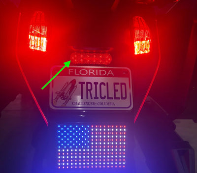 Réflecteur LED sur le dessus de la plaque d'immatriculation du Canyon