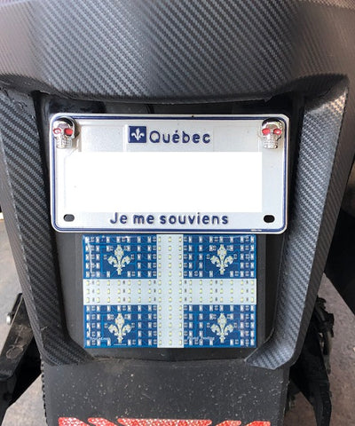 Drapeau du Québec en LED avec plaque d'installation
